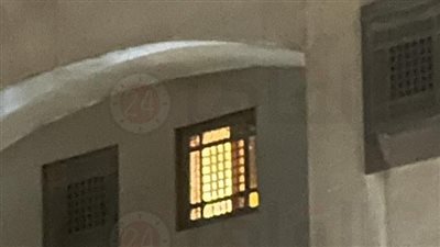 شيرين تطمئن حسام حبيب وأصدقاءها على حالتها الصحية من شباك المستشفى