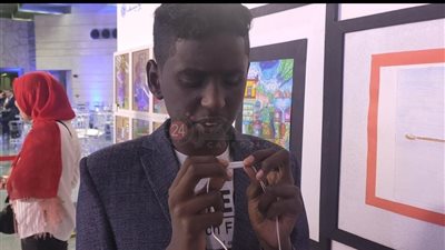 جيت من أسوان عشان أحقق حلمي.. طالب كفيف يرسم صورة عن التغيرات المُناخية