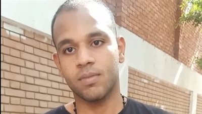 قصة شاب ألقته أمه في مياه النيل منذ 22 عامًا ويبحث الآن عن أسرته| فيديو