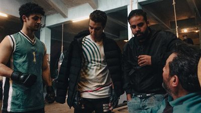 صناع فيلم خمس جولات يستأنفون تصوير مشاهد العمل | صور