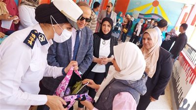 توزيع الشنط والعصا البيضاء على طلاب مدارس النور للمكفوفين بكفر الشيخ | صور 