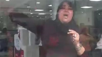 احتجاز سيدة داخل فرع تويوتا بالعباسية ومنع دخول باقي العملاء المتضررين: اضربت علشان بطالب بحقي │ بث مباشر