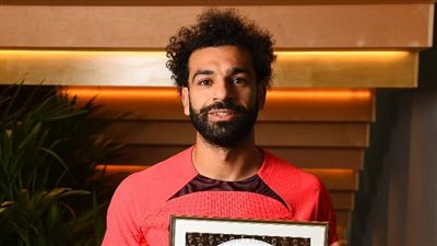 محمد صلاح يتسلم شهادة ترشحه لجائزة بالون دور 2022