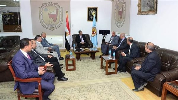 رئيس الجامعة يلتقي