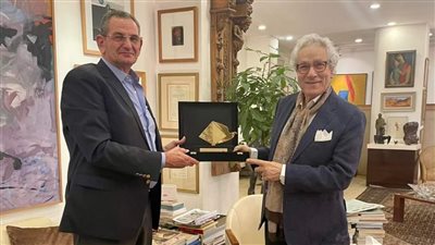 مستشار رئيس الجمهورية يهدي فاروق حسنى درع مدينة الفنون والثقافة