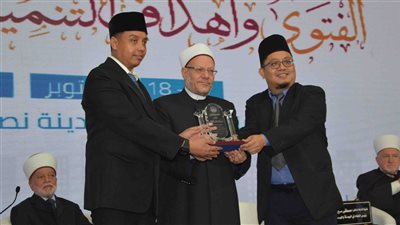الإفتاء تهدي جائزة الإمام القرافي لمفتي سنغافورة 