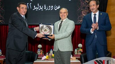 منح جامعة طنطا درع الهيئة العامة لمحو الأمية لحصادها المركز الأول على مستوى الجامعات الحكومية المصرية