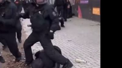 سحل وضرب مبرح.. الشرطة الألمانية تتعدى على متظاهرين يشكون التضخم ونقص مصادر الطاقة