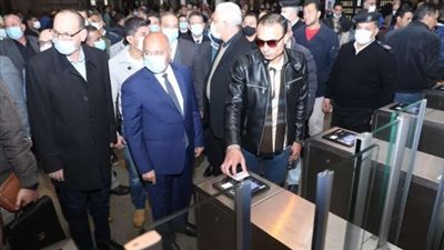 وزير النقل يتفقد محطة مصر برمسيس لمتابعة حركة القطارات
