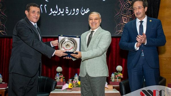 منح جامعة طنطا درع