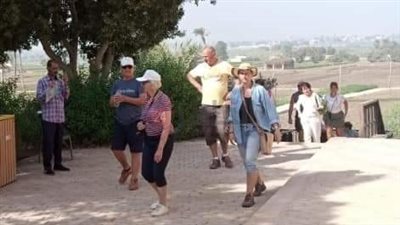 وفد سياحي متعدد الجنسيات يزور المناطق الأثرية في المنيا