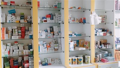 ضبط 4 آلاف عبوة أدوية داخل صيدلية بدون ترخيص في البحيرة
