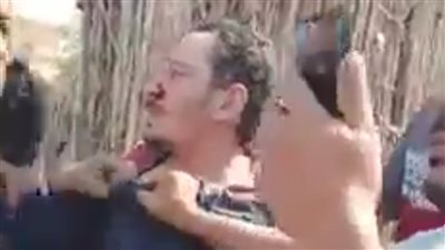 علقة ساخنة من الأهالي.. ضبط شاب يرتدي نقاب داخل قرية بالمنوفية | فيديو 