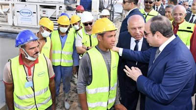 الرئيس السيسي يفتتح مشروع الرمال السوداء ويلتقي بعدد من العاملين | صور