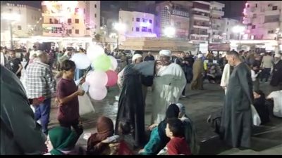رغم إلغاء الاحتفالات رسميًا.. توافد المئات من رواد ومحبي السيد البدوي بطنطا على ساحة المسجد للاحتفال بمولده 