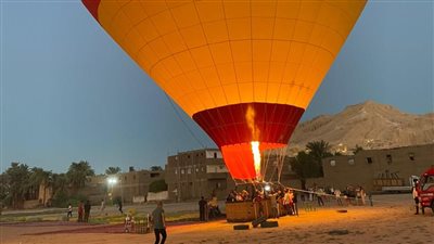 400 سائح يحلقون في سماء الأقصر على متن 20 رحلة بالون