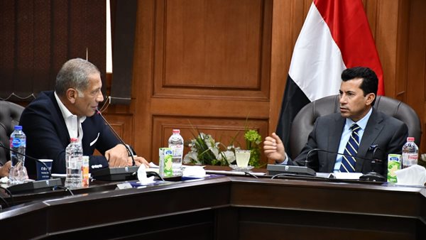 وزير الرياضة يجتمع
