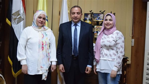 رئيس الجامعة مع الأم