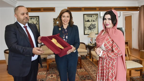 وزيرة الثقافة تلتقي