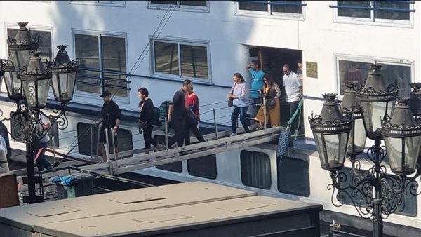 إخلاء السائحين من