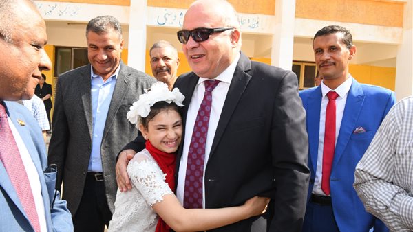 محافظ قنا خلال زيارته