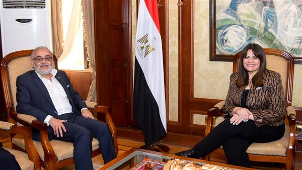 وزيرة الهجرة مع نائب