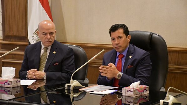 أشرف صبحي يبحث ملف