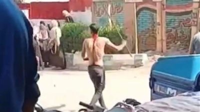 عصا خشبية وبدون ملابس.. تفاصيل القبض على شاب روّع المواطنين أمام مدرسة بطنطا