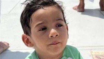 يتبقى شهران.. أب يستغيث لعلاج نجله المصاب بالضمور العضلي: جمعنا 600 ألف بس من مبلغ الحقنة