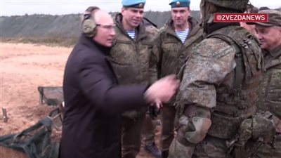 بوتين يستخدم سلاح قناص في مركز لتدريب الجنود الروس على المهام بأوكرانيا | فيديو