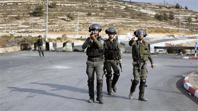 استشهاد فلسطيني واعتقال نجله على يد قوات الاحتلال الإسرائيلي في رام الله