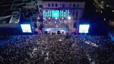 الدنيا والآخرة في صورة.. غضب على السوشيال ميديا بسبب حفل لمطربين بجوار المقابر ببني سويف