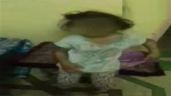 سيدة تعذب طفلتها