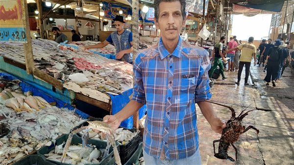 إقبال على شراء الأسماك