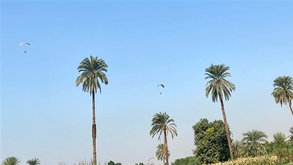  تحليق السائحين بالمظلات