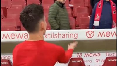 وزع حلاوة على الجماهير.. لاعب ماينتس يحتفل بفوز فريقه على كولن بالدوري الألماني | فيديو