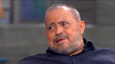 على كرسي متحرك.. جورج وسوف يصل مطار القاهرة الدولي استعدادًا لحفله في الإسكندرية|فيديو