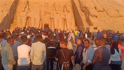  آلاف السائحين والزائرين يشهدون تعامد الشمس على وجه رمسيس الثاني بمعبد أبو سمبل جنوب أسوان