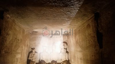 بالأغاني النوبية.. السائحين يحتفلون بظاهرة تعامد أشعة الشمس على وجه رمسيس الثاني بمعبد أبو سمبل| بث مباشر 