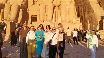 السائحون يلتقطون الصور التذكارية تزامنًا مع تعامد الشمس على وجه رمسيس الثاني