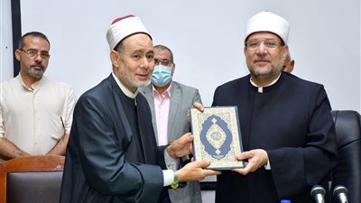 وزير الأوقاف يكرم رئيس إدارة شؤون البر بعد بلوغه سن المعاش