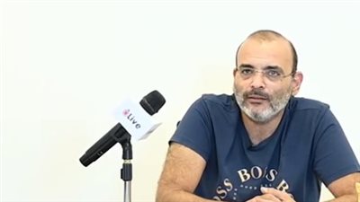 أيمن بهجت قمر يكشف بطل ومخرج مسلسل يتناول سيرة والده