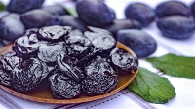 دراسة: تناول البرقوق يوميًا يساهم في منع هشاشة العظام لدى النساء