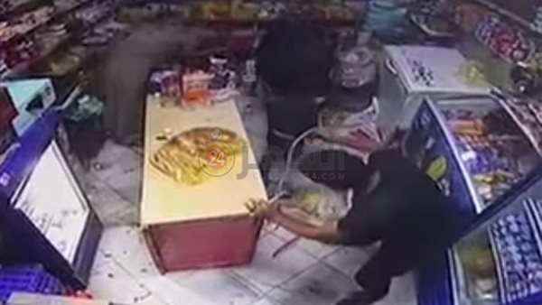 عجل يقتحم سوبر ماركت