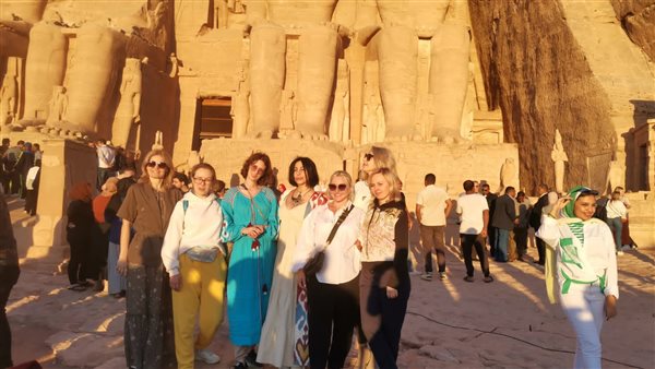 السائحون يلتقطون