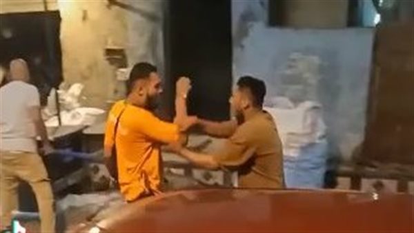 جانب من خناقة بائعي