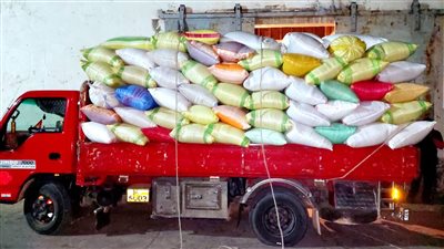 ضبط سيارة محملة بـ 11 طن أرز شعير بغرض الاحتكار بالبحيرة