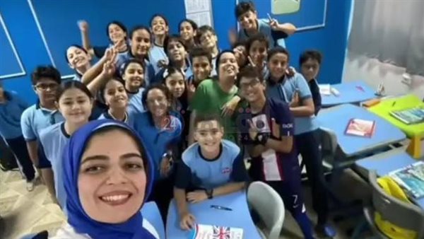 الطالب محمد وسط أصدقائه