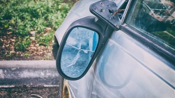 مرآة جانبية مكسورة