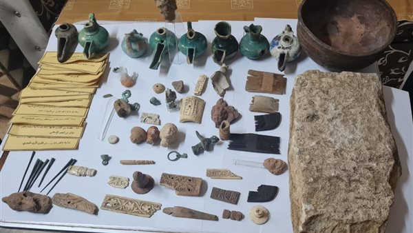 القطع الأثرية 